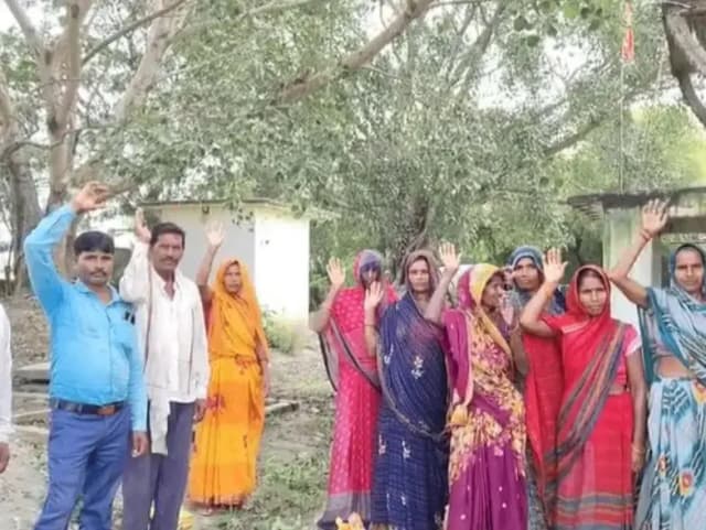 Sonbhadra News: बरबसपुर में गंदगी से त्रस्त ग्रामीणों का प्रदर्शन, नियमित सफाई कर्मचारी की मांग, मंदिर समेत पूरे क्षेत्र में कूड़े का अंबार.
