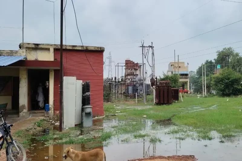 Chandauli News: खेतों के रास्ते बिजली उपकेंद्र में घुसा रजवाहा का पानी बढ़ी परेशानी.