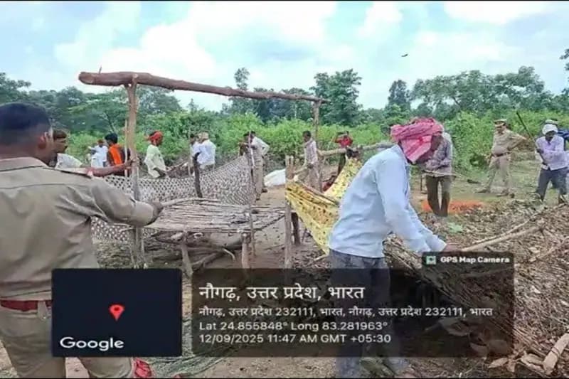  Chandauli News: वन भूमि पर हुए अवैध अतिक्रमण पर वन विभाग की कार्रवाई, नाराज वनवासियों ने एसडीएम आवास पर किया प्रदर्शन.