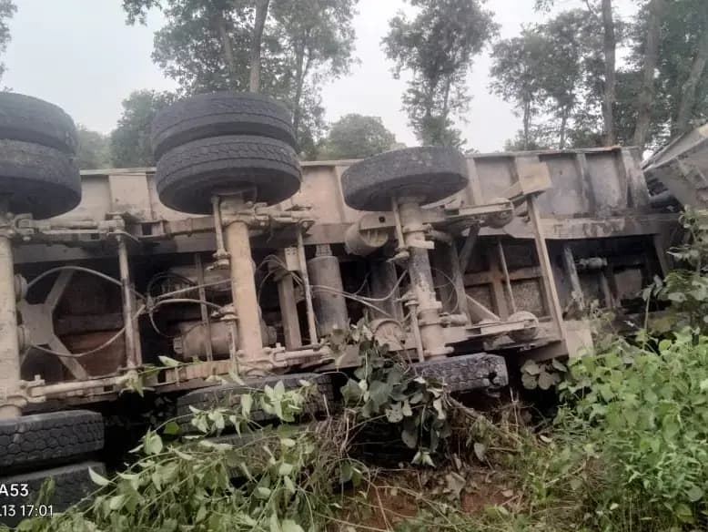 Sonbhadra News: राखड़ लोड हाइवा पलटा, बाल-बाल बचे चालक और खलासी.