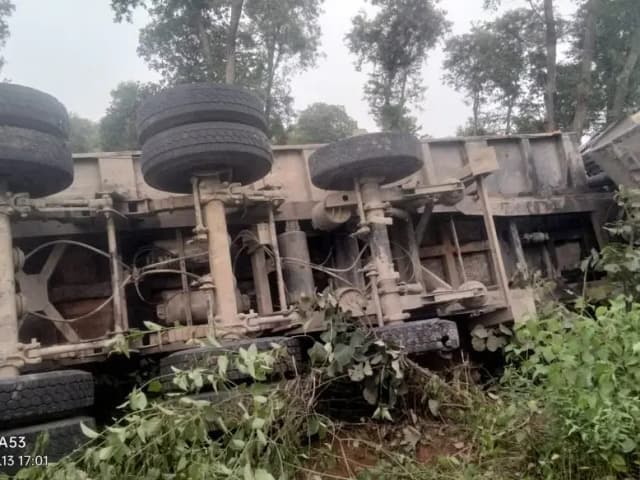 Sonbhadra News: राखड़ लोड हाइवा पलटा, बाल-बाल बचे चालक और खलासी.