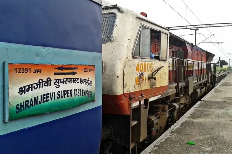 Chandauli News: श्रमजीवी एक्सप्रेस ट्रेन से गिरने से बीस वर्षीय यात्री की मौत.