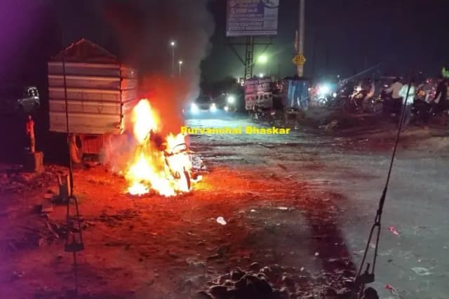 Chandauli News: अवांछनीय तत्वों ने रेलकर्मी की बाइक में लगा दी आग, शाम होते ही चकिया मोड़ तिराहा पर हो जाता है अराजक तत्वों का जमावड़ा.