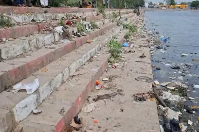 Chandauli News: जितिया पर्व से पहले मानसरोवर तालाब की सफाई कराने की मांग. 
