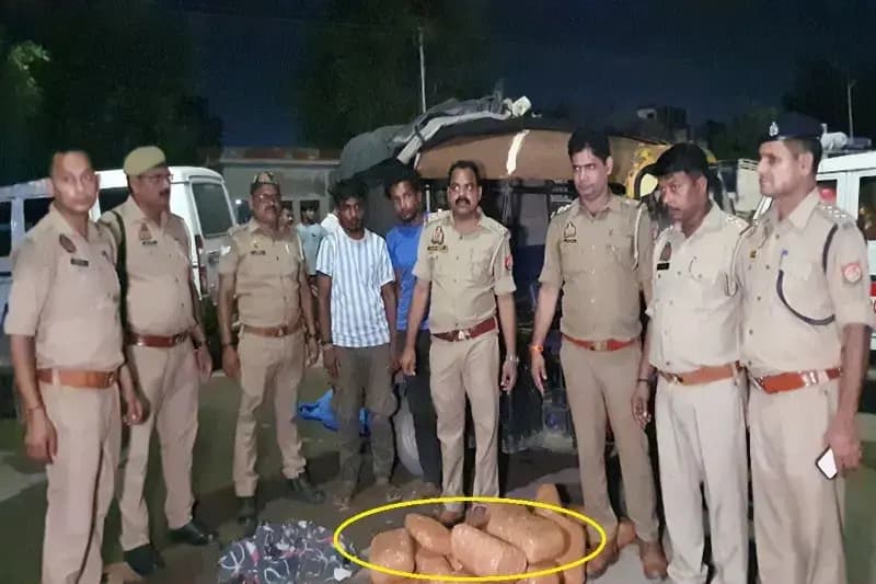 Chandauli News: हैरान करने वाले गांजा तस्करी के मामले का खुलासा, ऑटो में छिपकर रखे 32.9 किलो गांजा बरामद, दो तस्कर गिरफ्तार. 