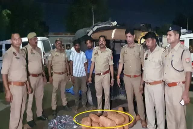Chandauli News: हैरान करने वाले गांजा तस्करी के मामले का खुलासा, ऑटो में छिपकर रखे 32.9 किलो गांजा बरामद, दो तस्कर गिरफ्तार. 