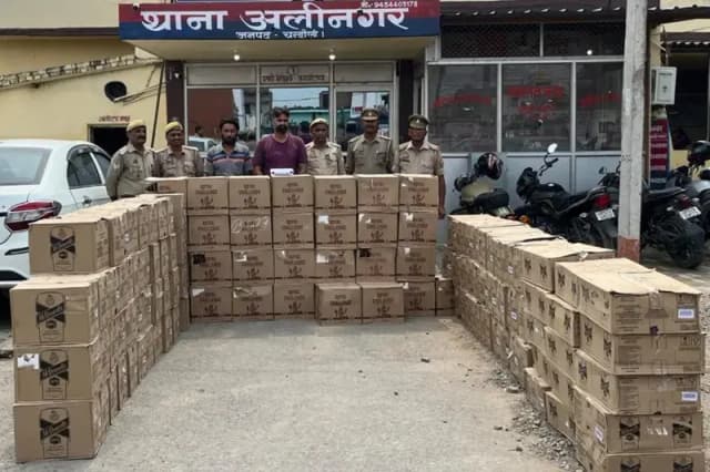Chandauli News: ट्रक पर भूसी के नीचे छिपाकर 750 पेटी विदेशी शराब बरामद, पुलिस अधीक्षक की माने तो बरामद शराब की कीमत 1.4 करोड़.