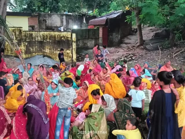 Sonbhadra News: पुत्रों की सलामती व दीर्घायु के लिए माताओं ने रखा जीवित्पुत्रिका निर्जला व्रत.