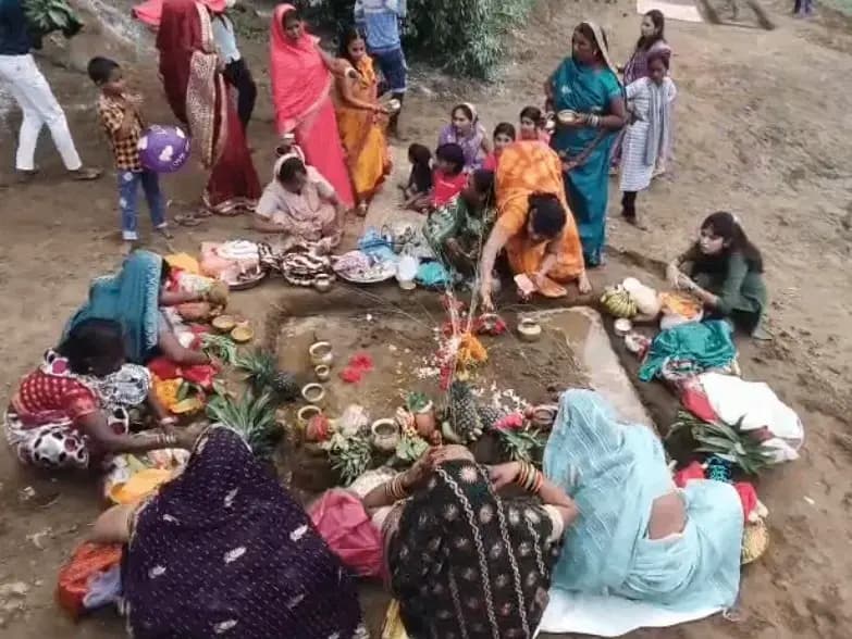 Sonbhadra News: जीवित्पुत्रिका व्रत पर सैकड़ो माताओं ने पुत्र की लंबी आयु के लिए रखा निर्जला व्रत, पूजास्थल नदी तट पर दिखे गंदे पानी से भड़के लोग.