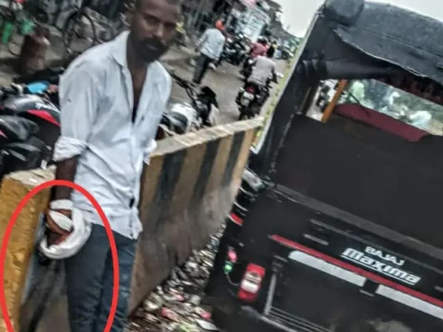 Sonbhadra News: नंगी तलवार भाजते बीच बाज़ार में दिखा मनबढ़ युवक, विडियो वायरल होते ही हरकत में आई पुलिस ने युवक को धर दबोचा