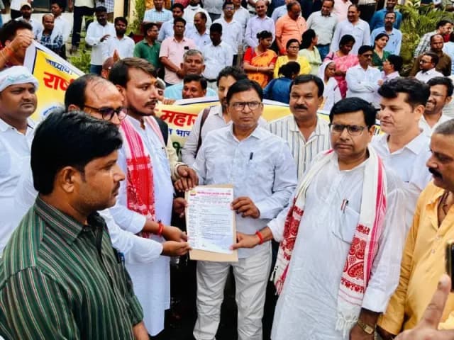 Sonbhadra News: शिक्षकों को टीईटी से मुक्त करने की उठी मांग, राष्ट्रीय शैक्षिक महासंघ ने मांगों का ज्ञापन डीएम को सौंपा.