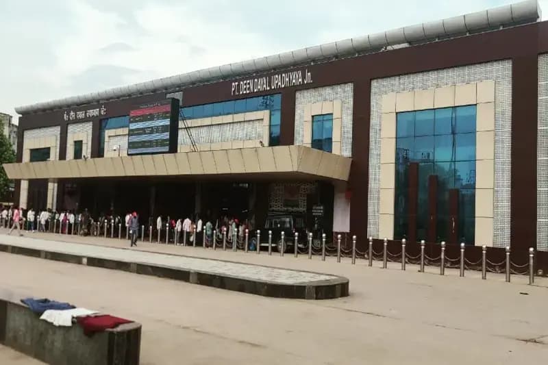 Chandauli News: डीडीयू जंक्शन के सर्कुलेटिंग एरिया से दो बाइक चोरी, लाख दावे  के बावजूद नहीं रुक रही चोरी, ऑनलाइन रिपोर्ट दर्ज.