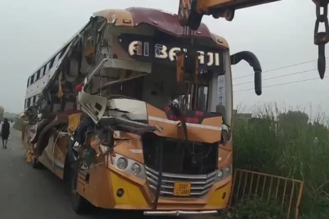 Jaunpur News: श्रद्धालुओं से भरी ट्रेलर ट्रक की जबरदस्त टक्कर, चार श्रद्धालुओं की मौत, नौ घायल, अयोध्या से वाराणसी जा रहे थे श्रद्धालु.