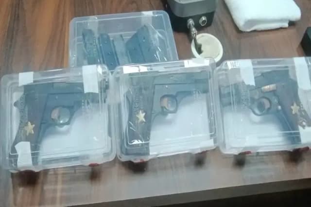 Chandauli News: गंगा पुल पर पकड़ा गया असलहा तस्कर, तस्कर के बैग में मिला मेड इन यूएसए पांच पिस्टल और पांच मैगजीन  