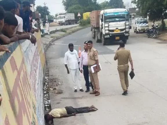 Sonbhadra News: सड़क किनारे अऊंधे मुंह मृत अवस्था में मिला ट्रक चालक का शव, मचा हड़कंप.