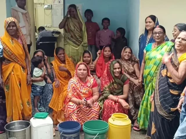 Sonbhadra News: जल निगम कार्यालय पर महिलाओं ने बाल्टी-डब्बे लेकर किया प्रदर्शन, 40 साल पुरानी पाइपलाइन से परेशान बढौली के निवासी.
