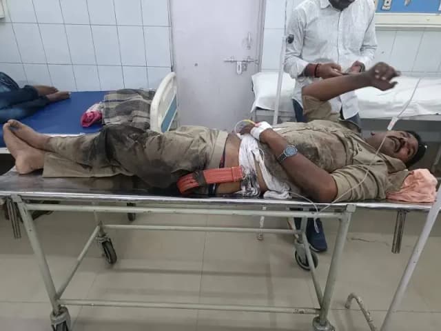 Varanasi News: वकीलों ने दरोगा और पैरोंकार को घेरकर पीटा, दरोगा ट्रामा सेंटर रेफर, कचहरी पुलिस छावनी में तब्दील.