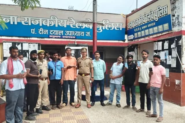 Chandauli News: रेल यात्रा के दौरान गुम हुए 80 मोबाइल जीआरपी ने वापस किए.
