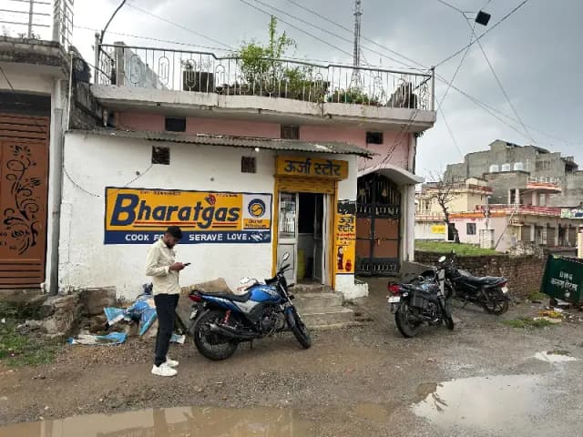 Sonbhadra News: शिवशक्ति गैस एजेंसी परसोई पर बुकिंग कैंसिल कर सिलेंडर ब्लैक में बेचने का आरोप.