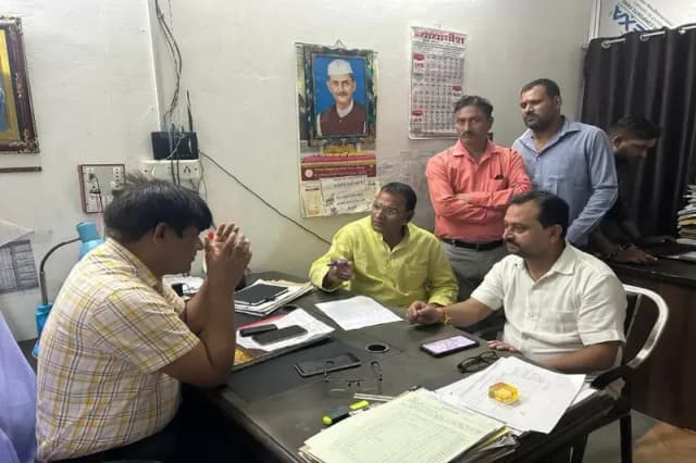 Chandauli News: उपभोक्ताओं संग बिजली विभाग के अधीक्षण अभियंता का बीजेपी नेताओं ने किया घेराव.