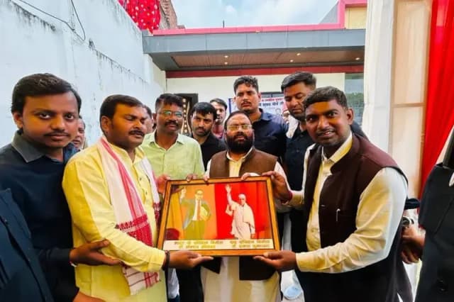 Chandauli News: स्वामी प्रसाद मौर्या ने बोला हमला, संविधान की धज्जियाँ उड़ाने में लगे हैं, संविधान की शपथ लेने वाले लोग, खतरे में है लोकतंत्र.