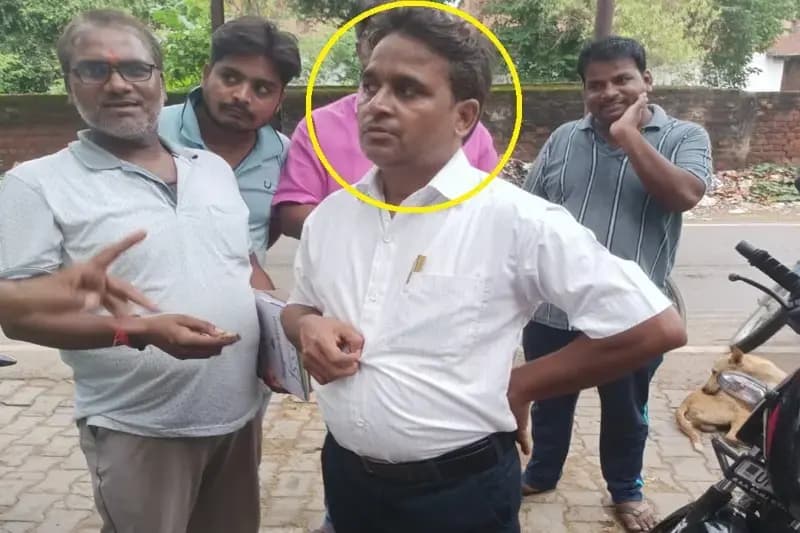 Chandauli News: दुकानदारों से वसूली कर रहे दो फर्जी खाद्य सुरक्षा अधिकारियों को व्यापारियों ने पकड़ा.