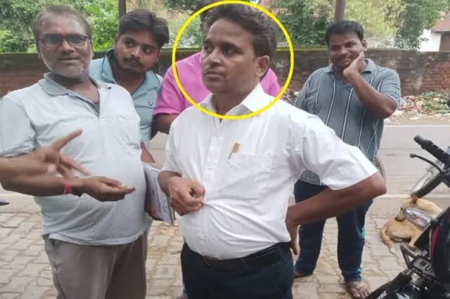 Chandauli News: दुकानदारों से वसूली कर रहे दो फर्जी खाद्य सुरक्षा अधिकारियों को व्यापारियों ने पकड़ा.