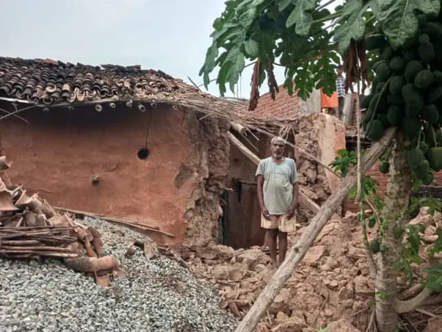 Sonbhadra News: कोन कस्बा में बारिश से गिरा कच्चा मकान, परिवार हुआ बेघर.
