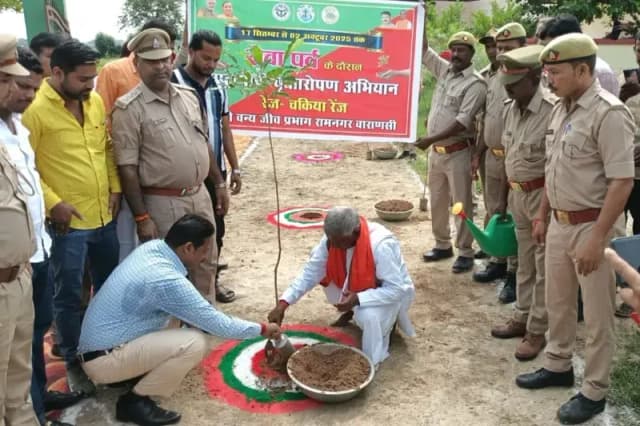 Chandauli News: वृक्षारोपण कर और केक काटकर मनाया गया पीएम मोदी का जन्मदिन, लिया गया पर्यावरण संरक्षण का संकल्प.