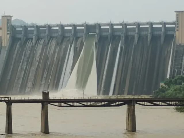 Sonbhadra News: प्रदेश का सबसे बड़ा रिहंद बांध पांचवीं बार ओवरफ्लो, फाटक खोलकर किया गया पानी को डिस्चार्ज.