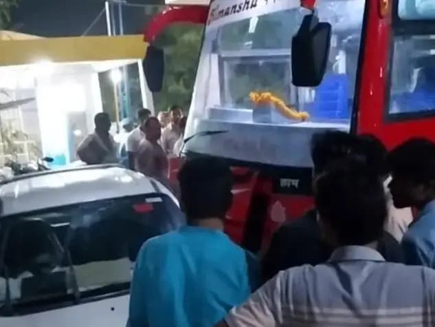Sonbhadra News: बिना चालक और सवारीयों के ही अचानक चलने लगी बस मची अफरा तफरी.