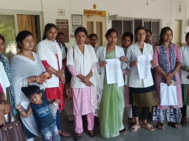 Sonbhadra News: बीरमती महाविद्यालय कॉलेज के प्रबंधन पर धोखाधड़ी का बड़ा आरोप, एएनएम कोर्स में बिना परीक्षा कराये थमा दी गईं फर्जी अंकपत्र.