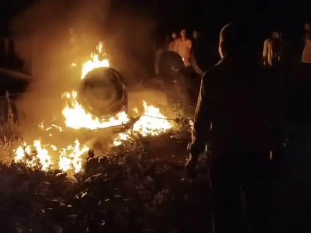 Sonbhadra News: भूसा लोड कर आ रहा ट्रैक्टर अनियंत्रित होकर पलटा, ट्रैक्टर में आग लगने से दबे चालक की जलकर दर्दनाक मौत.
