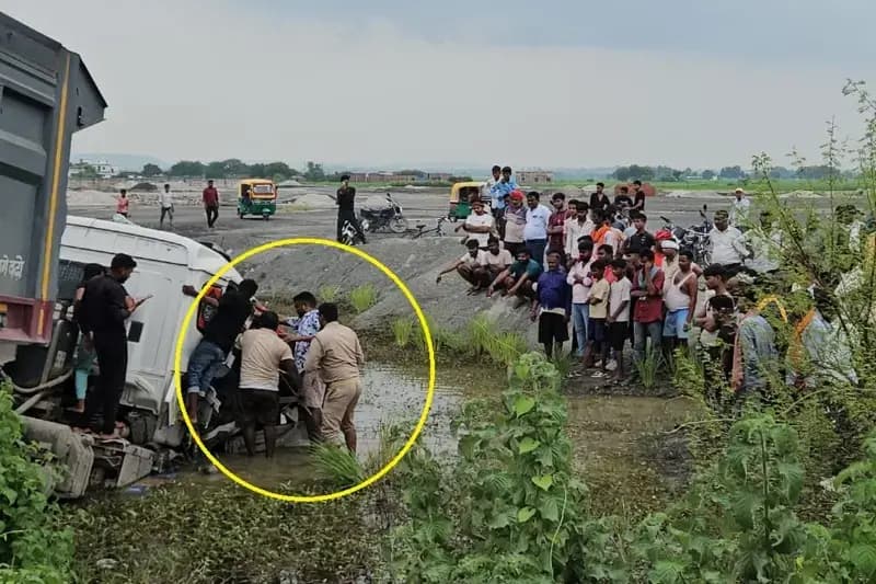Mirzapur News: डिवाइडर से टकराकर गड्ढे में गिरी ट्रक, चालक को बचाने के लिए पुलिस ने चलाया रेस्क्यू अभियान.