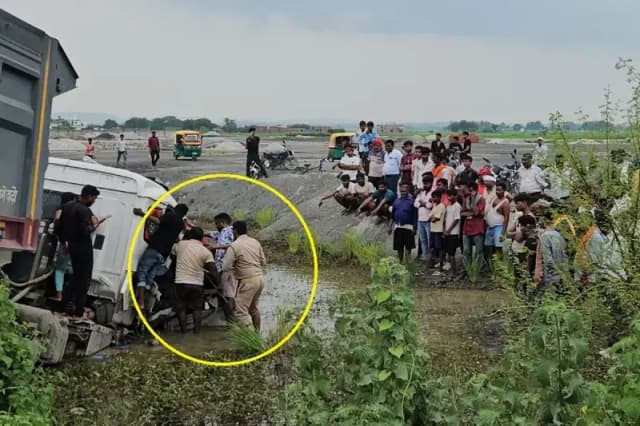 Mirzapur News: डिवाइडर से टकराकर गड्ढे में गिरी ट्रक, चालक को बचाने के लिए पुलिस ने चलाया रेस्क्यू अभियान.