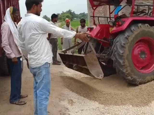 Sonbhadra News: डबल इंजन की सरकार को आईना दिखाते ग्रामीणों की स्वयं की पहल, 150 मीटर कच्ची और अच्छी सड़क का किया निर्माण.