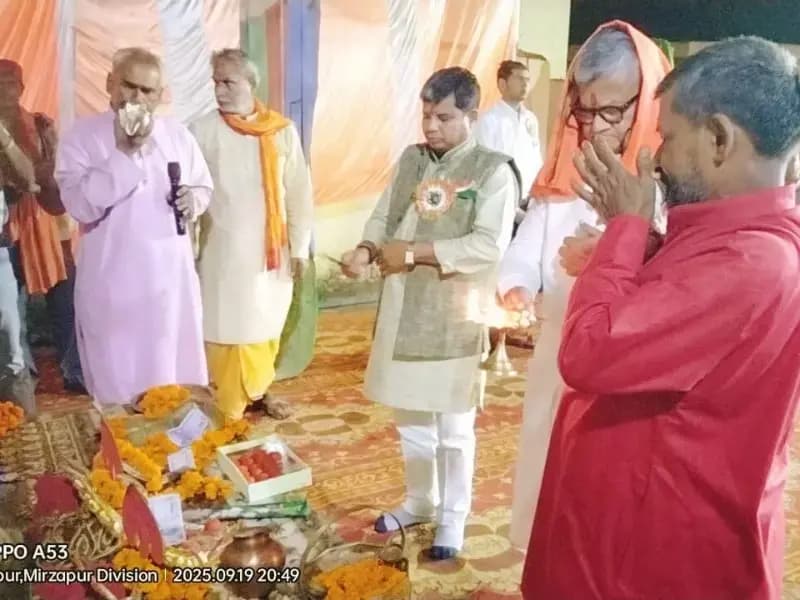Sonbhadra News: बीजपुर बाजार में मुकुट पुजन के साथ रामलीला मंचन का हुआ शुभारंभ.