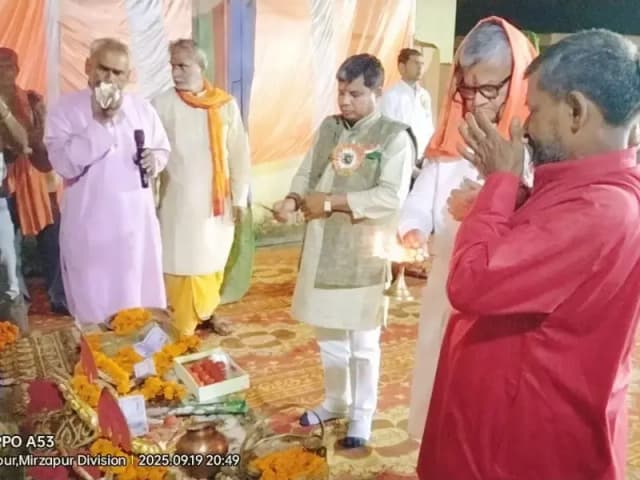 Sonbhadra News: बीजपुर बाजार में मुकुट पुजन के साथ रामलीला मंचन का हुआ शुभारंभ.