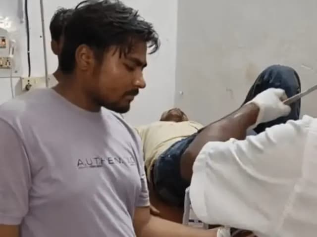Sonbhadra News: अनियंत्रित पिकअप ने बाइक सवारों को मारी टक्कर, चार गंभीर जिला अस्पताल रेफर.