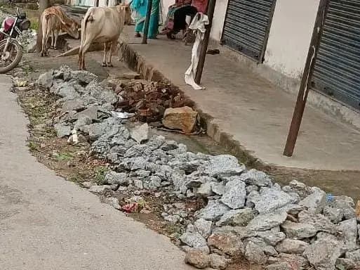 Sonbhadra News: नमामि गंगे परियोजना में ठेकेदार की घोर लापरवाही, खोदे गए गड्ढे में गिरकर चोटिल हो रहे बच्चे, वृद्ध व जानवर.