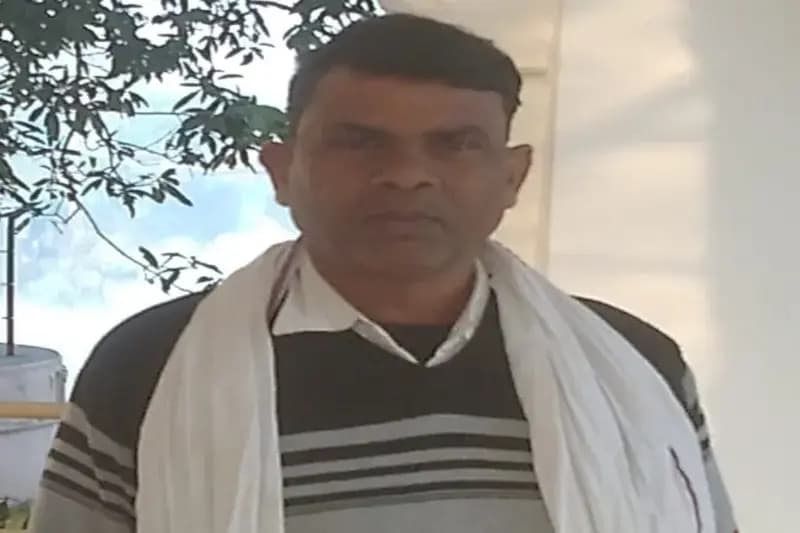 Chandauli News: टेंपो पलटने से कोटेदार की दबकर हुई मौत.