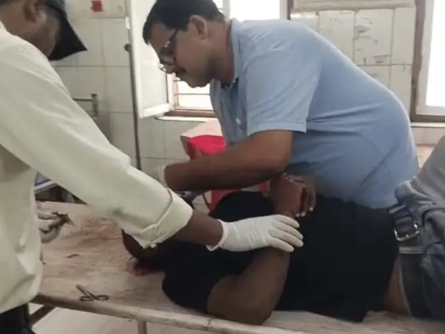 Sonbhadra News: ऑटो और बाइक की जोरदार टक्कर, ऑटो अनियंत्रित होकर पलटी, तीन घायलों में एक गंभीर जिला अस्पताल रेफर.