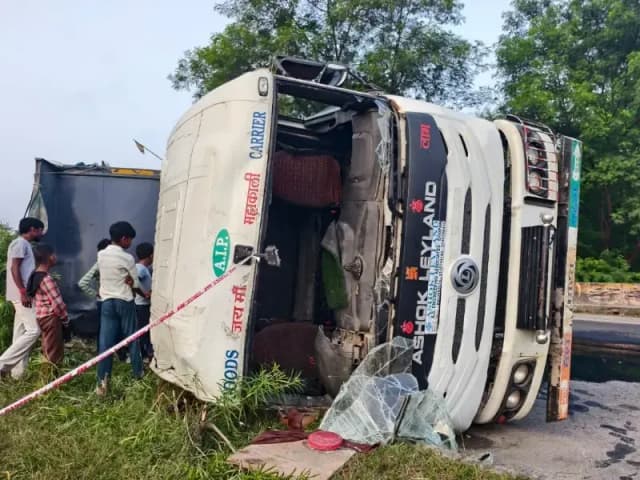 Sonbhadra News: तेज़ रफ्तार अनियंत्रित ट्रेलर वाहन पलटी, केबिन में फसे व्यक्ति को रेस्कीयू कर निकाला गया बाहर.