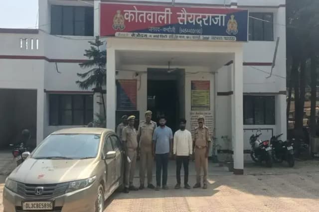 Chandauli News: कार से पुलिस ने बरामद किया पांच लाख की अवैध शराब, दो तस्कर गिरफ्तार.