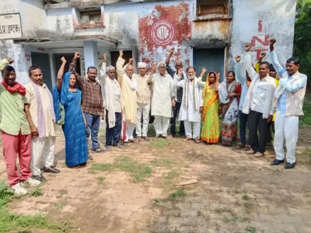 Sonbhadra News: आदिवासी विकास मंच एवं ग्रामीण इंटक की हुई बैठक, 18 आदिवासियों की जमीन का पट्टा दूसरों के नाम करने की जांच की मांग उठी.