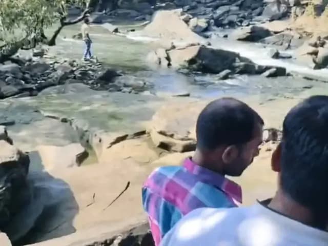 Sonbhadra News: मुख्खा फॉल में दो अलग-अलग हादसे में तीन लोग पानी में बहे, पुलिस और गोताखोरों की मदद से तलाश जारी.
