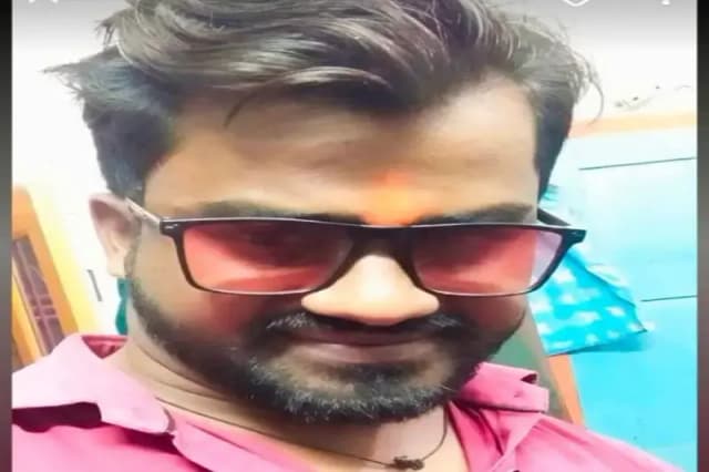 Chandauli News: खून से लथपथ मिला युवक का शव, हत्या का आरोप और मुआवजे की मांग को लेकर आक्रोशित ग्रामीणों ने सड़क किया जाम.
