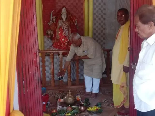 Sonbhadra News: कलश स्थापना के साथ नौ दिनों का अनुष्ठान शुरू, मंदिरों में उमड़ी भीड़.