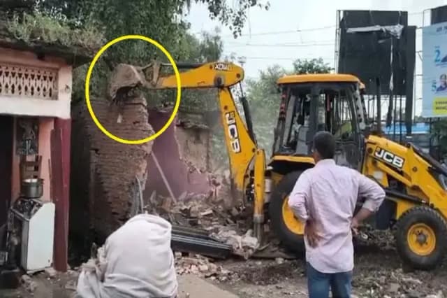Chandauli News: रेलवे की जमीन पर हुए अवैध अतिक्रमण पर चला बुलडोजर, आरपीएफ इंस्पेक्टर के नेतृत्व में हटाया गया अतिक्रमण.