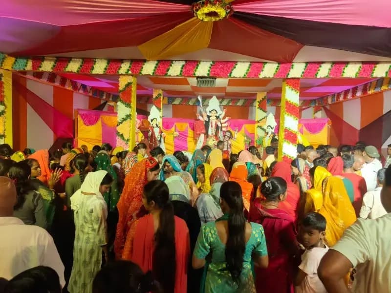 Sonbhadra News: मां दुर्गा का पट हुआ अनावरण, जयकारों से गूंजा पूजा पंडाल.